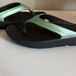 OOFOS OOlala Luxe Sandal Size 9
